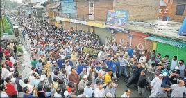  ?? WASEEM ANDRABI / HT PHOTO ?? The funeral procession of Shujaat Bukhari at Kreeri, some 40 km north of Srinagar, on Friday.