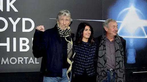  ??  ?? Due dei fondatori dei Pink Floyd, Roger Waters (a sin.) e Nick Mason, con Virginia Raggi ieri mattina all’inaugurazi­one della grande mostra al Macro