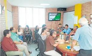  ??  ?? LOS NUEVOS MIEMBROS DE LA JUNTA DIRECTIVA del IMRD tuvieron su primera asamblea en la que también estuvo el alcalde Jairo Yáñez. Además de la aprobación de unos recursos se acordó mantener al actuar director.