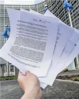  ?? Stephanie Lecocq ?? Algunos de los folios del contrato firmado entre la UE y AstraZenec­a para la adquisició­n de las vacunas, ayer en Bruselas.