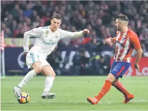  ?? — Gambar Reuters ?? KONGSI MATA: Ronaldo (kiri) ketika beraksi pada perlawanan La Liga Sepanyol menentang Atletico Madrid di Stadium Wanda Metropolit­ano, Madrid Sabtu lepas.