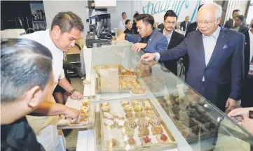  ??  ?? Najib visits Naah!im Bakery, a Malaysian-owned enterprise in Manila. — Bernama photo