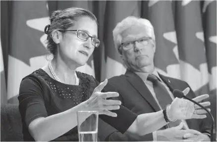  ?? ADRIAN WYLD LA PRESSE CANADIENNE ?? La ministre des Affaires étrangères, Chrystia Freeland, et le ministre des Ressources naturelles, Jim Carr, ont dévoilé jeudi le plan du gouverneme­nt canadien qui repose en grande partie sur des prêts et des garanties de prêts de 605 millions.