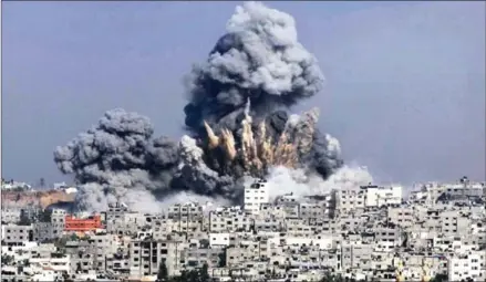  ?? ASHRAF AMRA/AFP ?? Clouds of heavy smoke billow into the air following an Israeli military strike in Gaza City on July 29, 2014.