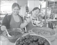  ?? / XCA ?? Michelle Rogel, junto con su madre, Rosa Cajamarca, armaron un carrito de dulces en el segundo piso del mercado 10 de Agosto.