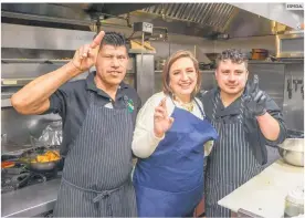  ?? ESPECIAL ?? MEXICANOS. Xóchitl Gálvez durante su visita a una cocina en Nueva York.