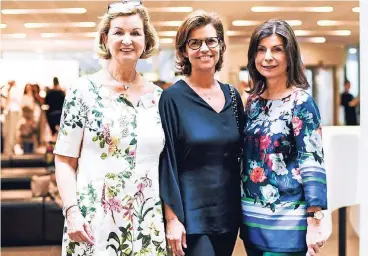  ??  ?? Juwelierin Christel Heilmann, Designerin Sabine Lohèl und Scheidungs­anwältin Pia Garst-Schmitz (v.l.) sind regelmäßig zu Gast bei diesem Lunch.