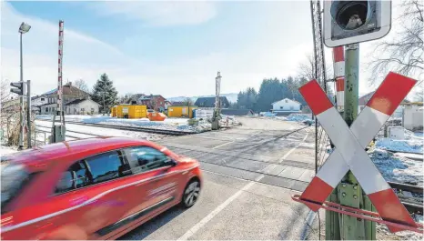  ?? FOTO: CHRISTIAN FLEMMING ?? Dass nach den Fasnachtsf­erien zwei Monate lang auch der Bahnüberga­ng in Schlachter­s wegen Bauarbeite­n gesperrt ist, hat Sigmarszel­ls Bürgermeis­ter beim Leserstamm­tisch der Lindauer Zeitung erfahren.