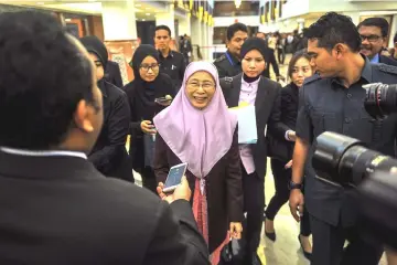  ??  ?? Dr Wan Azizah (centre) at the Parliament lobby. — Bernama photo