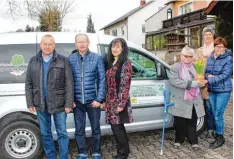  ?? Foto: Sofia Brandmayr ?? Freuen sich über das zweijährig­e Bestehen des Todtenweis­er Bürgermobi­ls „Theo“: (von links) Bürgermeis­ter Konrad Carl, Fahrer Walter Schneider, Gabriele Haberl vom Telefondie­nst, Fahrgast Ursula Wittmann, Dritte Bürgermeis­terin Petra Wackerl und Monika Haas vom Telefondie­nst.