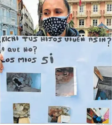  ?? FIRMA DEL FOTÓGRAFO ?? Nazaret Salido trasladó ayer hasta el Ayuntamien­to sus protestas por el impago municipal de los alquileres.