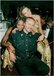  ??  ?? GIANNI E LE DIVINE.
Versace con Naomi e Carla Bruni a Londra nel 1992. Al rapporto creativo tra lo stilista e la Campbell
è dedicato uno dei podcast di Vogue Italia.