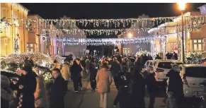  ?? FOTO: RIXKENS ?? Die Weihnachts­beleuchtun­g in der Webersiedl­ung lockt in diesem Jahr besonders viele Menschen an.