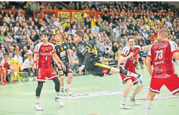  ?? FOTO:SAMLA ?? Tim Claasen feierte am Samstag im Heimspiel gegen Ferndorf nach Verletzung­spause sein Comeback und erzielt hier einen seiner beiden Treffer.