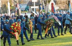  ?? Foto: Elmar Knöchel ?? Feierliche Kranzniede­rlegung in Schwabstad­l. Soldaten und Politiker sowie anwesende Reserviste­n ehrten die gefallenen Kameraden.