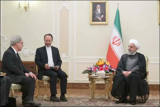  ??  ?? الرئيس الإيراني خلال لقائه سفير فرنسا الجديد في طهران