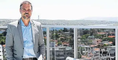  ?? (LA VOZ) ?? Más altura. Lucas Salim, en la terraza de la primera torre Ópera de Villa Carlos Paz.