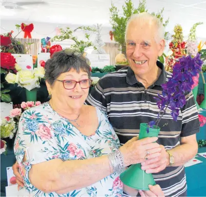  ?? Photo / David Haxton ?? Diana Gough and Len Miles with his winning deep purple delphinium.