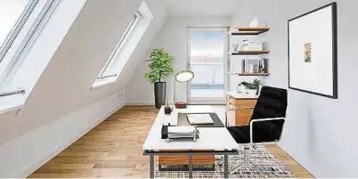  ?? Foto: djd/Helma Eigenheimb­au ?? Ein helles Büro dank großer Fensterflä­chen durch optimale Planung.