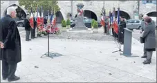  ??  ?? Les porte-drapeaux prennent place devant le monument aux morts.