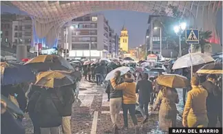  ?? RAFA DEL BARRIO ?? Público. Las Setas se convirtier­on en un mar de personas con paraguas esperando el paso de la hermandad del Carmen camino de Omnium Sanctorum.