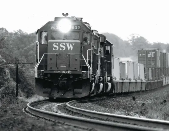  ?? J. Parker Lamb ?? Five sets of doublestac­k cars for Long Beach trail GP60 9632 and two sisters as train MBSMF climbs a sag near Luling, Texas, on July 15, 1990.