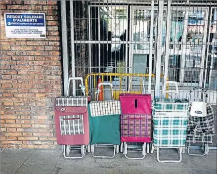  ?? PEDRO MADUEÑO ?? Carritos preparados para la recogida de alimentos, ayer, en el Rebost Solidari de Sant Andreu