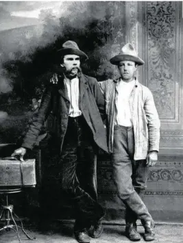  ??  ?? Paul Verlaine (ida.) y Arthur Rimbaud en Bruselas en 1973