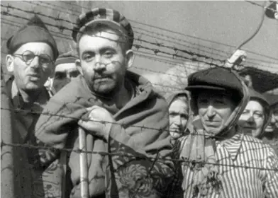  ?? FOTO: COMO FILMS / ARGOS FILMS / YLE ?? OMSKAKANDE. ”Natt och dimma” försöker få tittaren att förstå de ohygglighe­ter som utfördes i koncentrat­ionslägret Auschwitz.