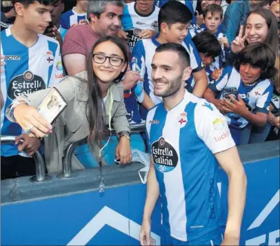  ??  ?? ÍDOLO. Lucas Pérez fue el indiscutib­le protagonis­ta en la presentaci­ón de los fichajes del Depor este jueves.