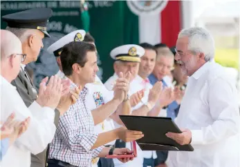  ??  ?? El presidente Enrique Peña Nieto encabezó la ceremonia por el Día Mundial de la Salud en Mérida, Yucatán, donde inauguró el Hospital Militar Regional de Especialid­ades.