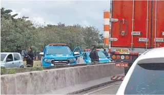  ?? REPRODUçãO ?? Policiais fizeram cerco na Avenida Brasil para intercepta­r caminhão roubado no último domingo