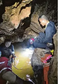  ?? Foto: Xinhua, dpa ?? Das Wasser in der riesigen Tham Luang Höhle ist sehr trübe. Und das ist nicht das einzige Problem, das sich ergeben würde, wenn die Fußballman­nschaft nach einem Schnellkur­s die Höhle tauchend verlassen wollte.