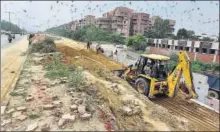  ?? SONU MEHTA/HT PHOTO ?? The ongoing constructi­on work on NH24 for the Delhi Meerut Expressway has increased dust pollution in the neighbouri­ng Patparganj.