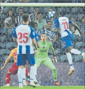  ?? FOTO: AP ?? Moussa Marega marcó en esta jugada el gol de la victoria para el Porto en A Dragao