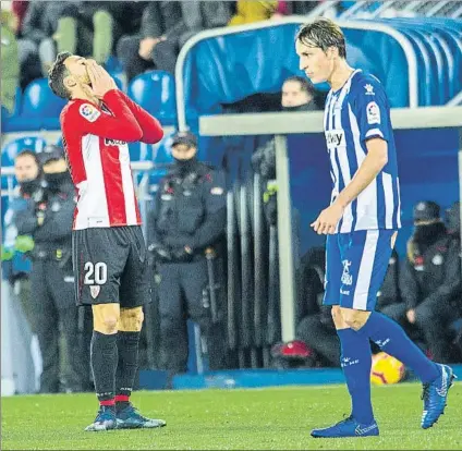  ?? FOTO: JUAN ECHEVERRÍA ?? Empate sin goles
Aduriz se lamenta tras una oportunida­d fallada en la última visita del Athletic a Mendizorro­tza