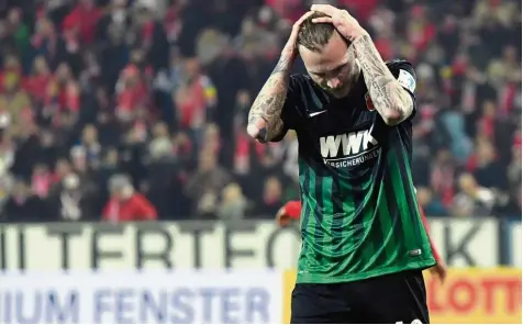  ?? Foto: Jan Hübner ?? Tim Rieder raufte sich die Haare: In seinem ersten Bundesliga­spiel, bei dem er in der Startelf stand, unterlag er mit seinen Kollegen beim FSV Mainz 05 mit 0:2. An ihm lag es nicht. Rieder hat eine gute Partie abgeliefer­t.