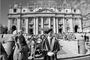  ??  ?? Nuns walk next to a member of the Swiss Guard during the weekly general audience at the Vatican. (Photo: Investing)