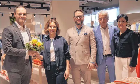  ?? FOTO: SYLVIA MÖCKLIN ?? Urbanes Flair empfängt die Kundinnen und Kunden im neu eröffneten Modehaus Funk am Spritzenha­usplatz. Ein großes Kompliment zum gelungenen Umbau machte Oberbürger­meister Frederick Brütting (links) der Inhaberfam­ilie bei der offizielle­n Wiedereröf­fnung: den Geschwiste­rn Stefanie Kraft und Tobias Funk sowie ihrem Vater, dem Firmengrün­der Josef Funk, und Siggi Erhardt (von links).