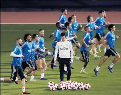  ??  ?? YA QUEDA MENOS. Solari dirigió un entrenamie­nto con complicaci­ones: Bale lo hizo aparte, Asensio se retiró muy pronto y Varane tampoco acabó la sesión.