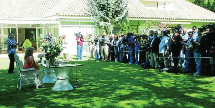  ?? EFE ?? Rocío Jurado, en el jardín de su casa, atendiendo a la prensa el día en el que comunicó su enfermedad