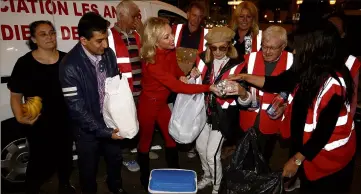  ??  ?? « Il est indispensa­ble de redoubler d’effort et de se mobiliser pour venir au secours des plus malheureux. » Lundi soir, la princesse Camilla de Bourbon des Deux-Siciles était avec les bénévoles pour participer à la tournée à Nice et venir en aide à quelque  personnes dans le besoin. (Photos Jean-François Ottonello)