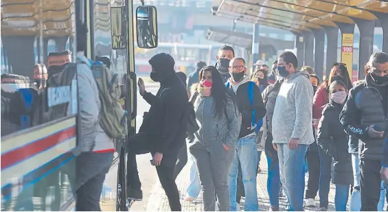  ?? ?? Transporte. El Gobierno nacional y el de la Ciudad mantienen una dura puleada por el manejo de los colectivos en el distrito porteño.