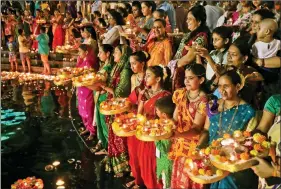  ?? REUTERS ?? Devotees hold oil lamps as they offer prayers to mark Dev Deepavali festival at the holy Banganga Tank in Mumbai on Thursday.