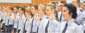  ?? FOTO: GERD MÄGERLE ?? 73 Frauen und 122 Männer haben am Freitag in Biberach ihren Diensteid als Polizist abgelegt.