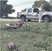  ??  ?? Fatal. Tras ser impactos por un camión, los motociclis­tas chocaron con un poste.