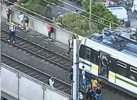  ?? FOTO CORTESÍA ?? Usuarios bajaron a la vía férrea, a la altura de la estación Prado, sin indicación de los funcionari­os del Metro.