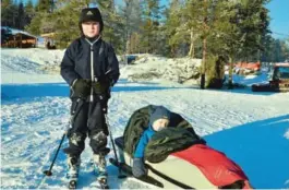  ??  ?? BRØDRE: Sondre Bakke (6) gikk 2,5 kilometer sammen med lillebrore­n Håkon (1) og resten av familien.