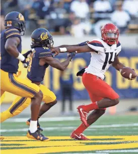  ?? MARCIO JOSE SANCHEZ/AP ?? Arizona quarterbac­k Khalil Tate (right) stiff-arms California cornerback Marloshawn Franklin Jr. during the first half Saturday in Berkeley, Calif.