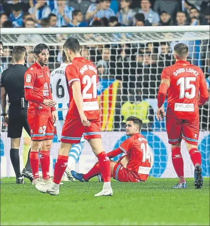  ?? FOTO: LUIS MARI UNCITI ?? Impotencia Los pericos despiden la primera vuelta con una decepciona­nte derrota contra la Real Sociedad